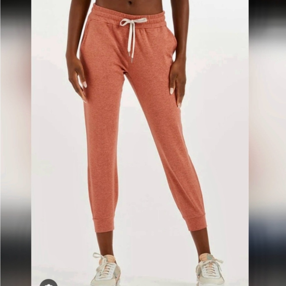 Vuori performance jogger in salmon